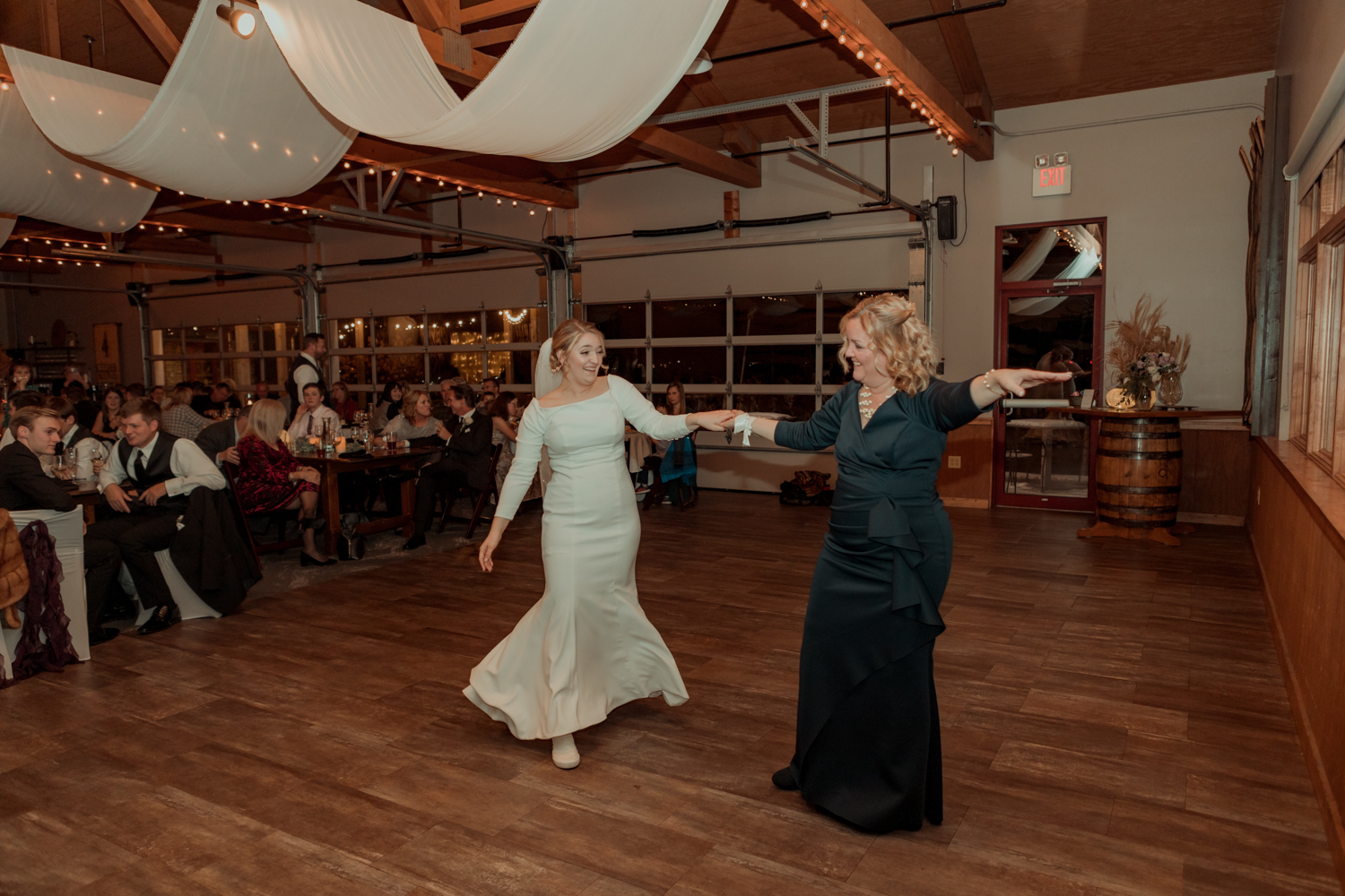 Cedar Ridge Winery Wedding Pictures, Swisher, Iowa
