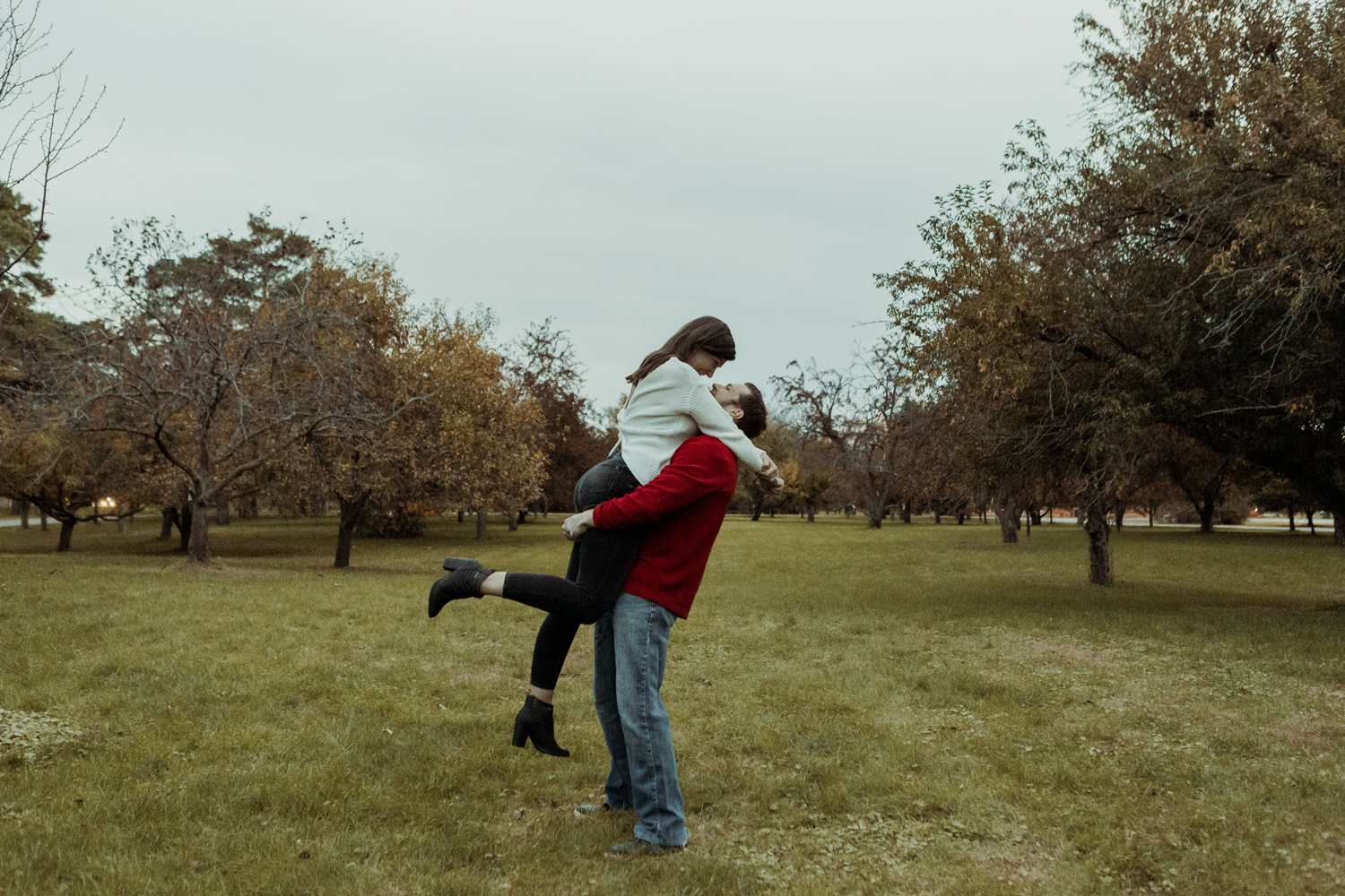 Gray's Lake Des Moines Engagement Photos