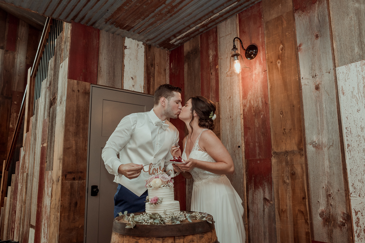 Red Acre Barn Wedding Pictures and Video, Prole, Iowa